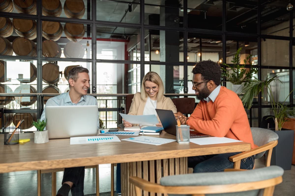Open-plan workspace in group accommodation suited for team collaboration